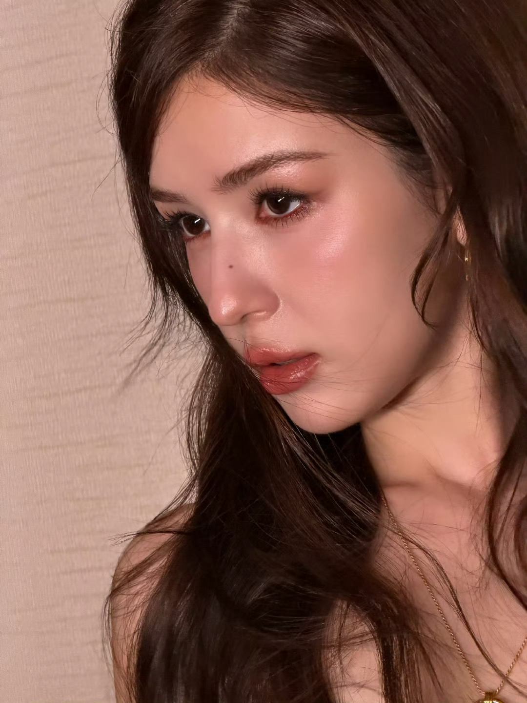哈妮克孜终于会用脸了 这波美貌真的看呆！[哇][哇]新出的造型太会了，妆面做减法