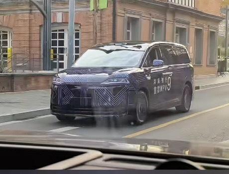 智界MPV轻伪装谍照又来了，前脸清晰了，感觉与之前的伪装车不一样啊？看来之前是幌