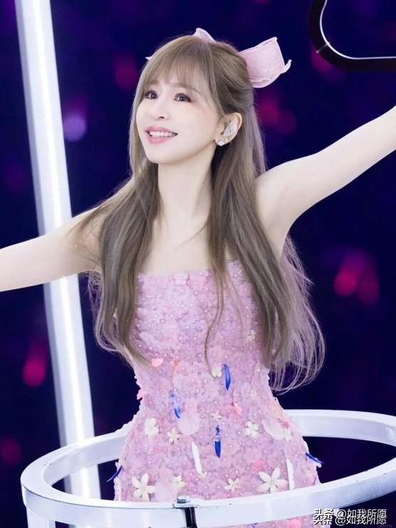 别光羡慕王心凌翻红，
她低谷期做的这件事，
比中彩票还难！

很多人都说王心凌能