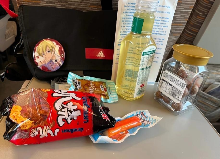 感觉自己越来越刻薄了。坐动车回家过年，我的座位是D座，有位带小孩的妈妈提出想和我