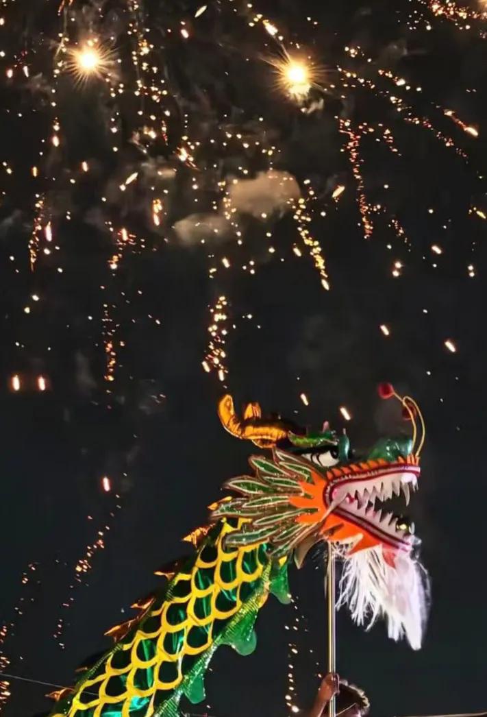 方圆天地，为头条联友对联：
祥龙昂首迎盛世，
礼砲震天庆华年。