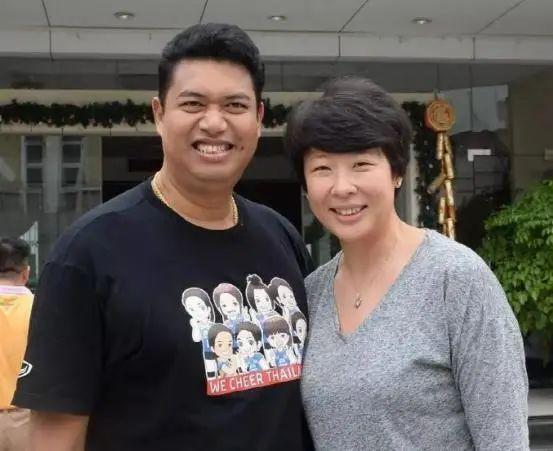 “她到底图什么？”2021年时，女排冠军冯坤跪地给泰国公婆洗脚的照片在网上疯传，