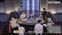 何浩楠吕严是有仇秒报型天才厨人 何浩楠和吕严简直就是天生喜剧搭档，一个出招一个接