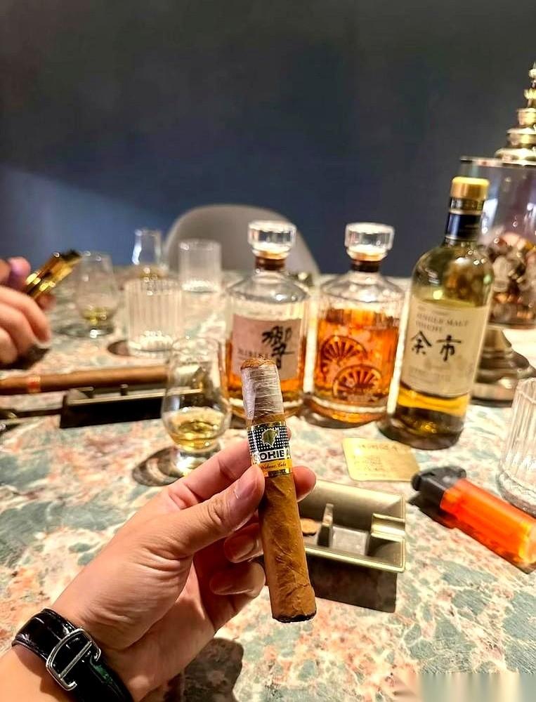 别再给那个不回你微信的人找借口了。
他没瞎，手机也没丢，他就是单纯地不想搭理你。