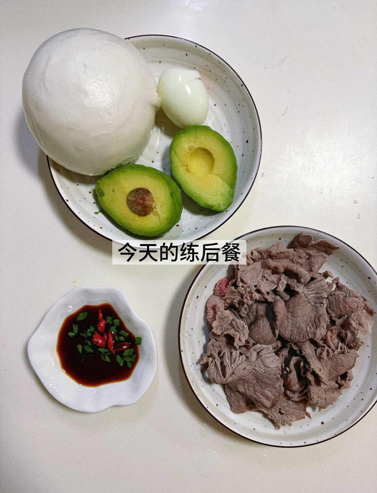 今天，健身没拍好只能放饭照
真是没想到
在这么开心的阳光明媚的练胸日
拍的视频没