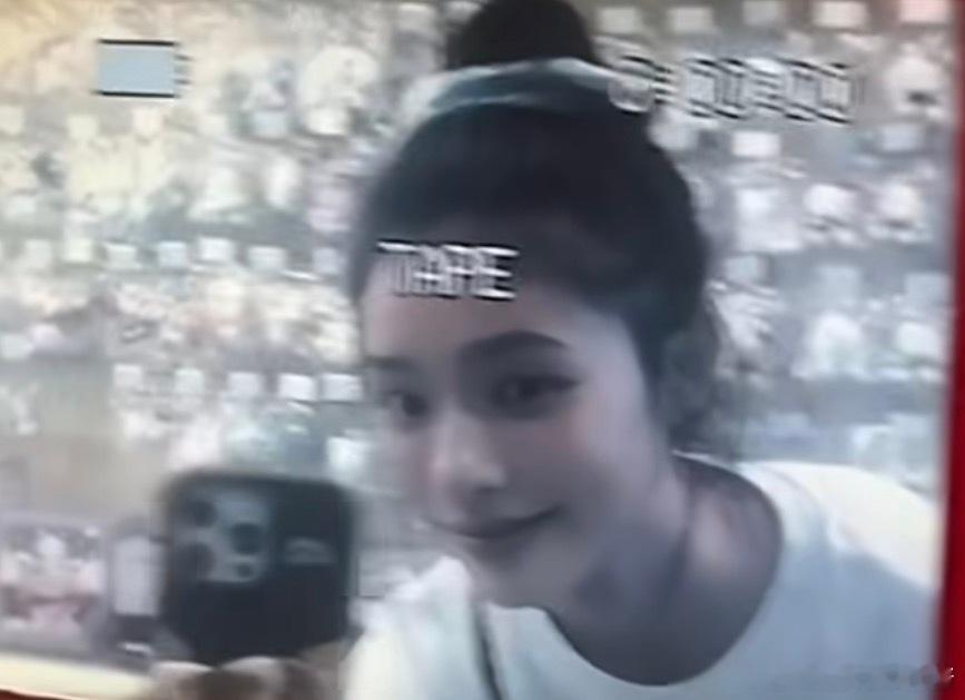 林允瘦到认不出这不是正常状态吗，哪里瘦到认不出了？甚至她还说自己杀青后胖了几斤，