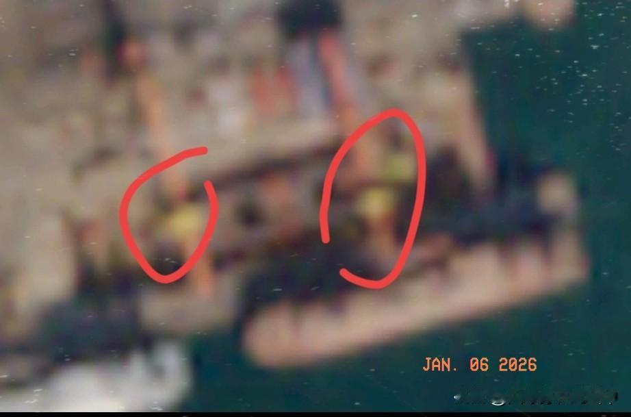 达利安船厂新图
很糊但是能看出两台吊车在舰首舰尾一起吊...
 
舰首要扛住海浪