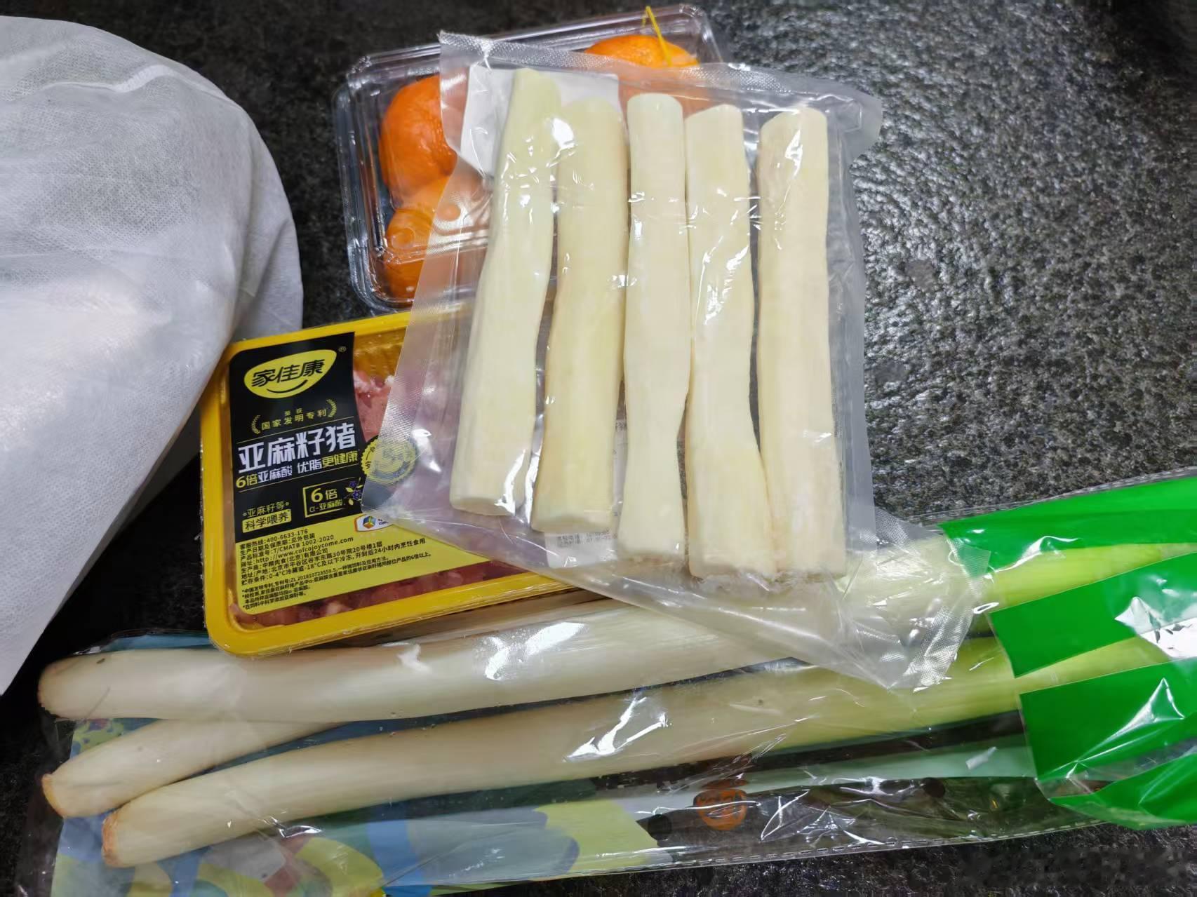 快递小哥把江哥和另外一家买的菜送反了，沟通了半天，最后另外那家把菜退了，快递小哥