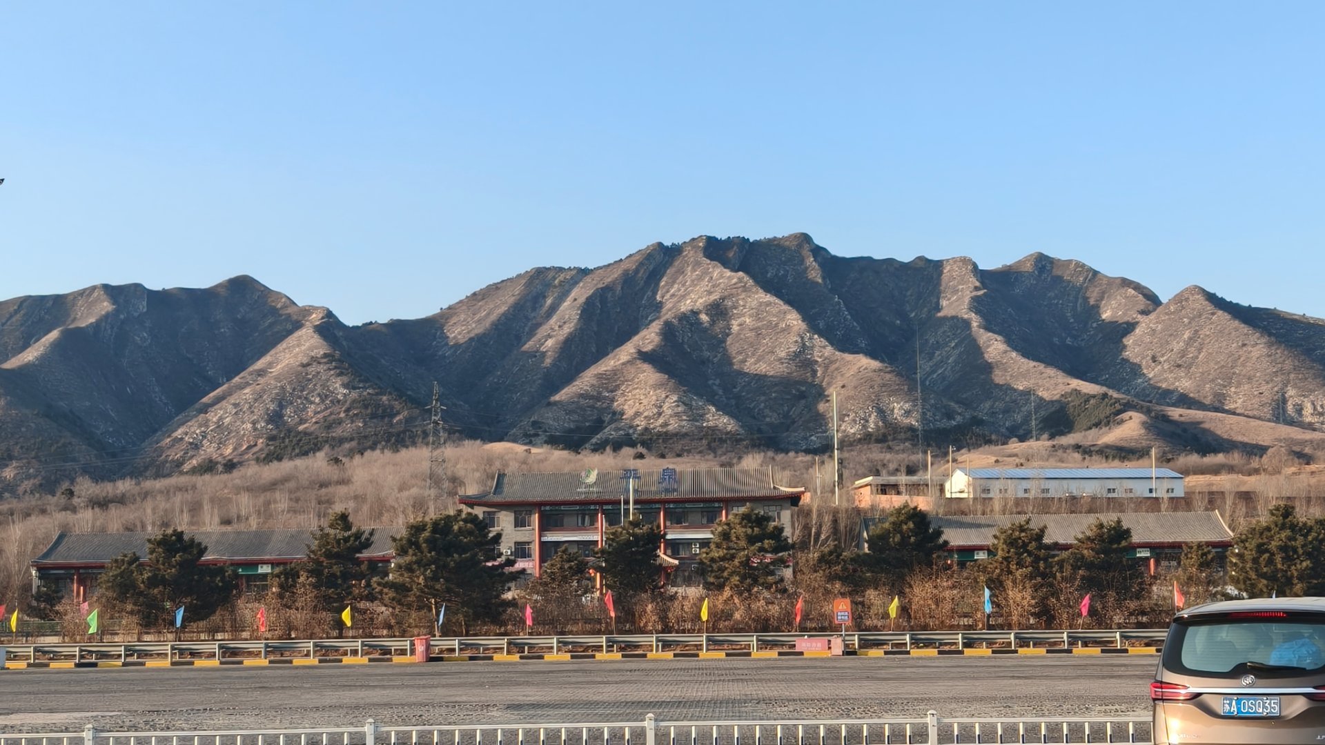 穿过燕山山脉。沽源服务区清一色的蒙A，才发现来到了内蒙附近。 