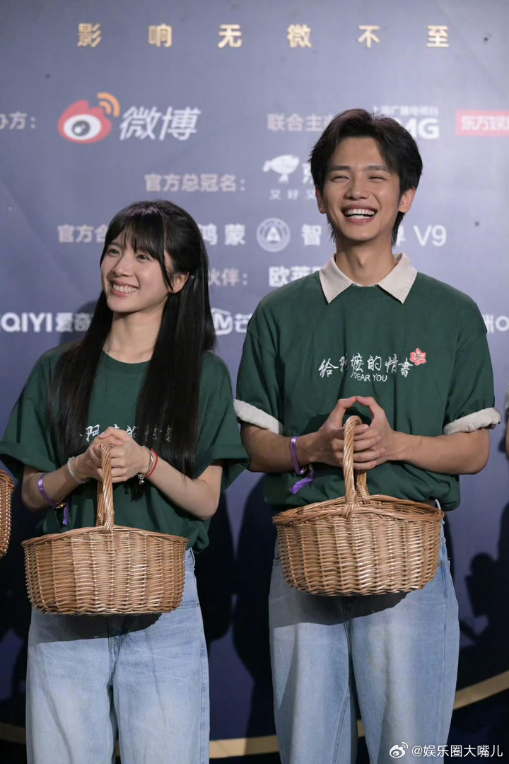 李思潼好干净的眼神 淡妆浓妆都不如她这双眼睛有说服力。眼神清澈、皮肤透亮，满脸的
