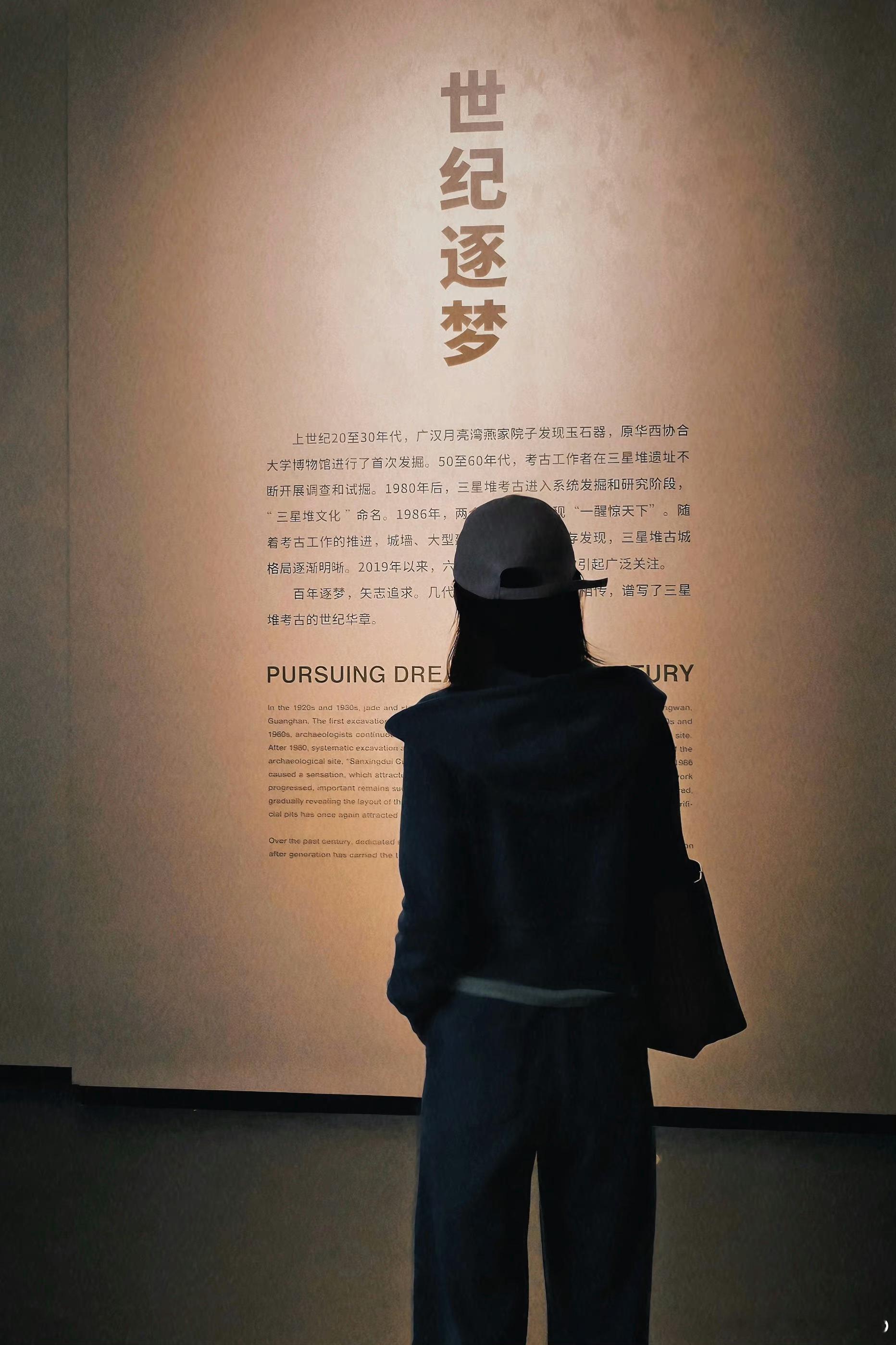 #赵丽颖工作室无奖问答#赵丽颖工作室晒丽颖的游客背影照，工作室无奖问答让大家猜猜