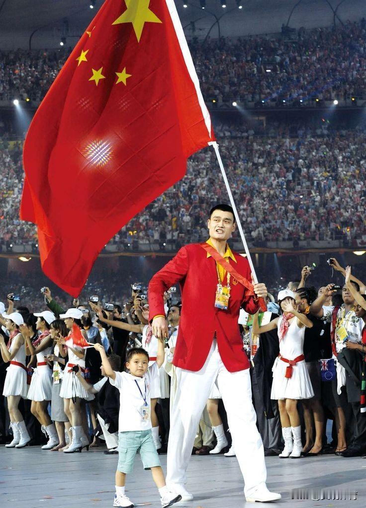 2008年北京奥运会开幕式的经典场面。画面中的另一个主角——汶川地震的幸存者之一