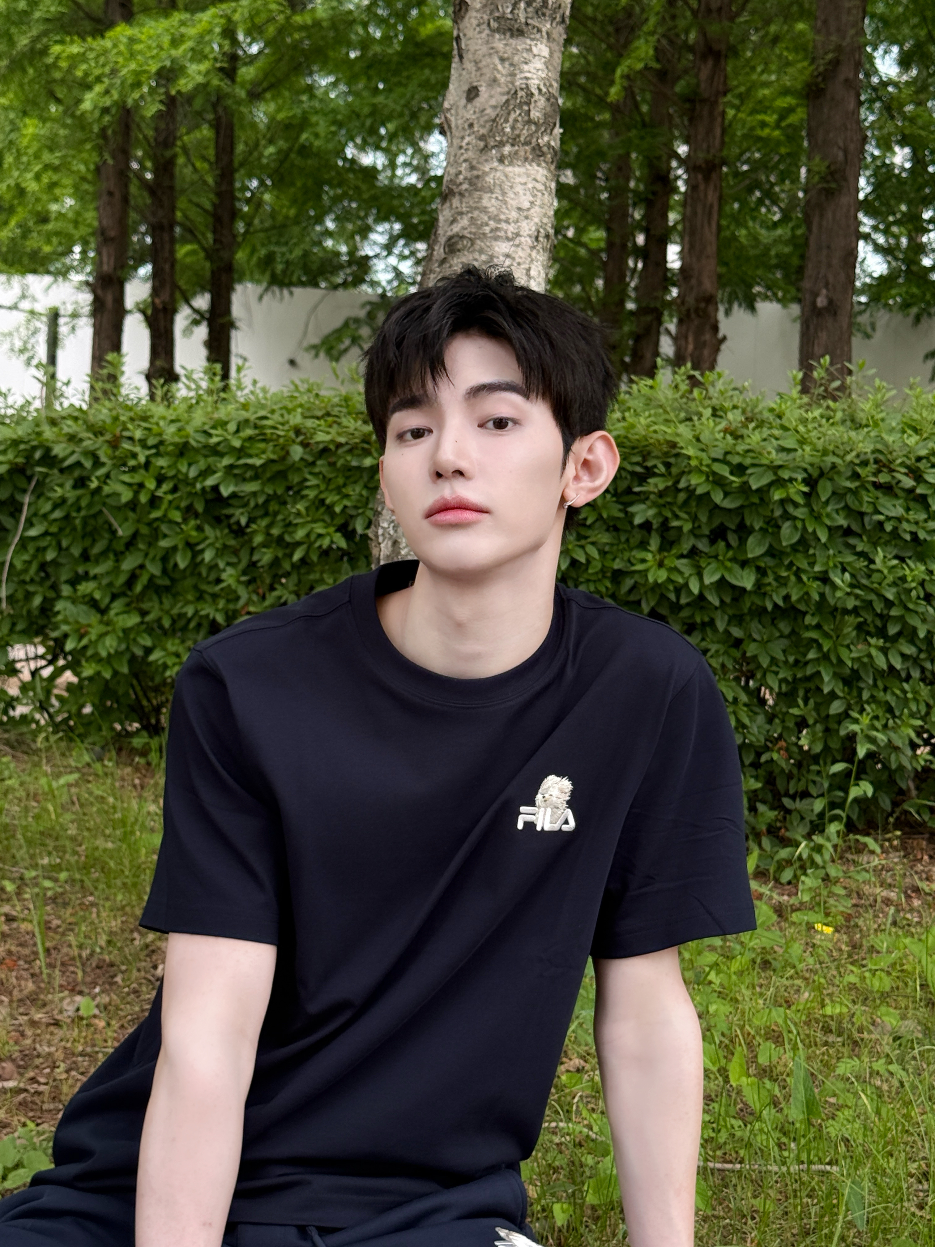 章昊 × FILA FUSION潮流品牌大使章昊全新大片，身穿新款联名潦草小狗系