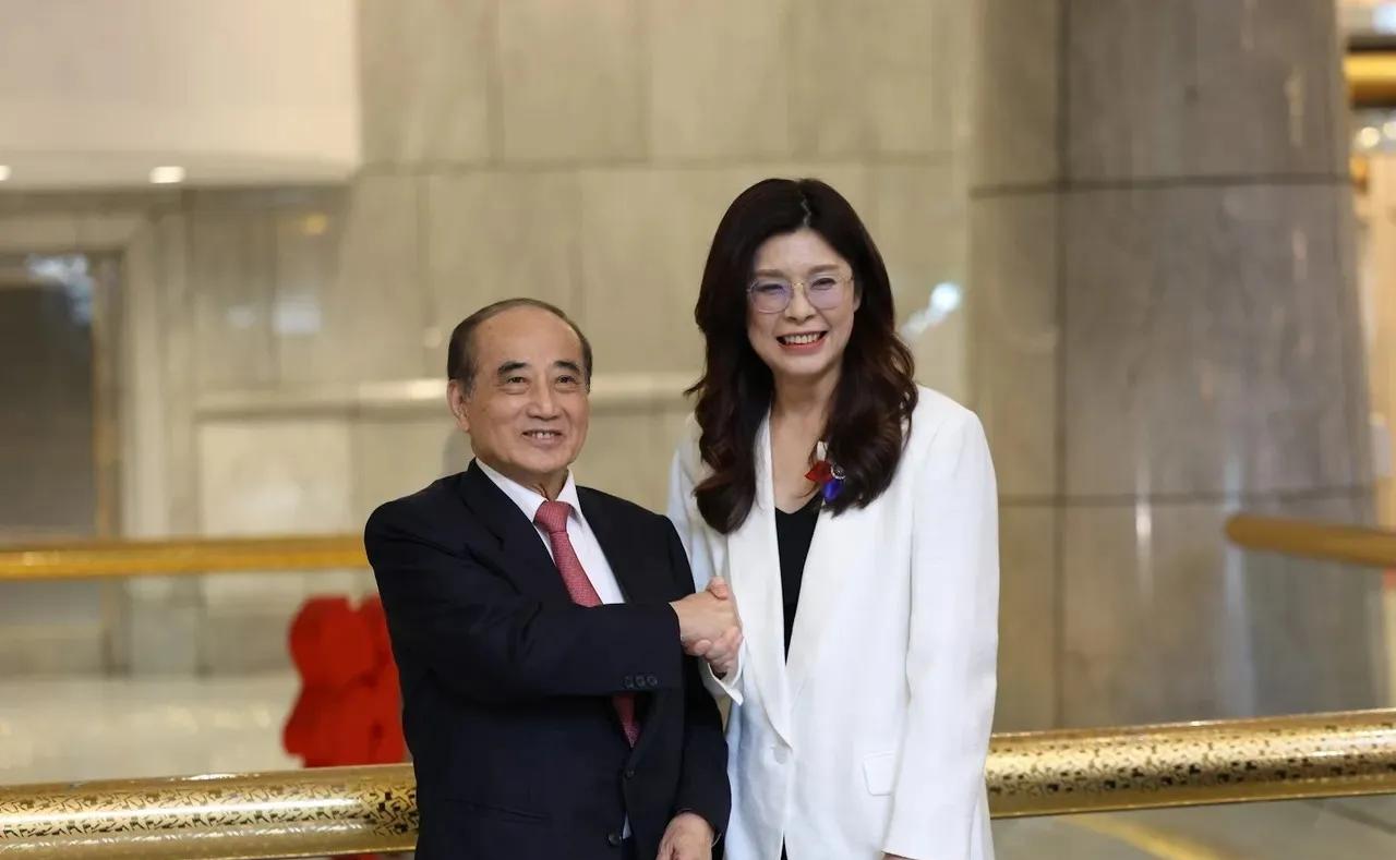 国民党主席郑丽文上午拜访王金平，这是半个月内郑丽文第二次拜会王金平，4月2日郑丽