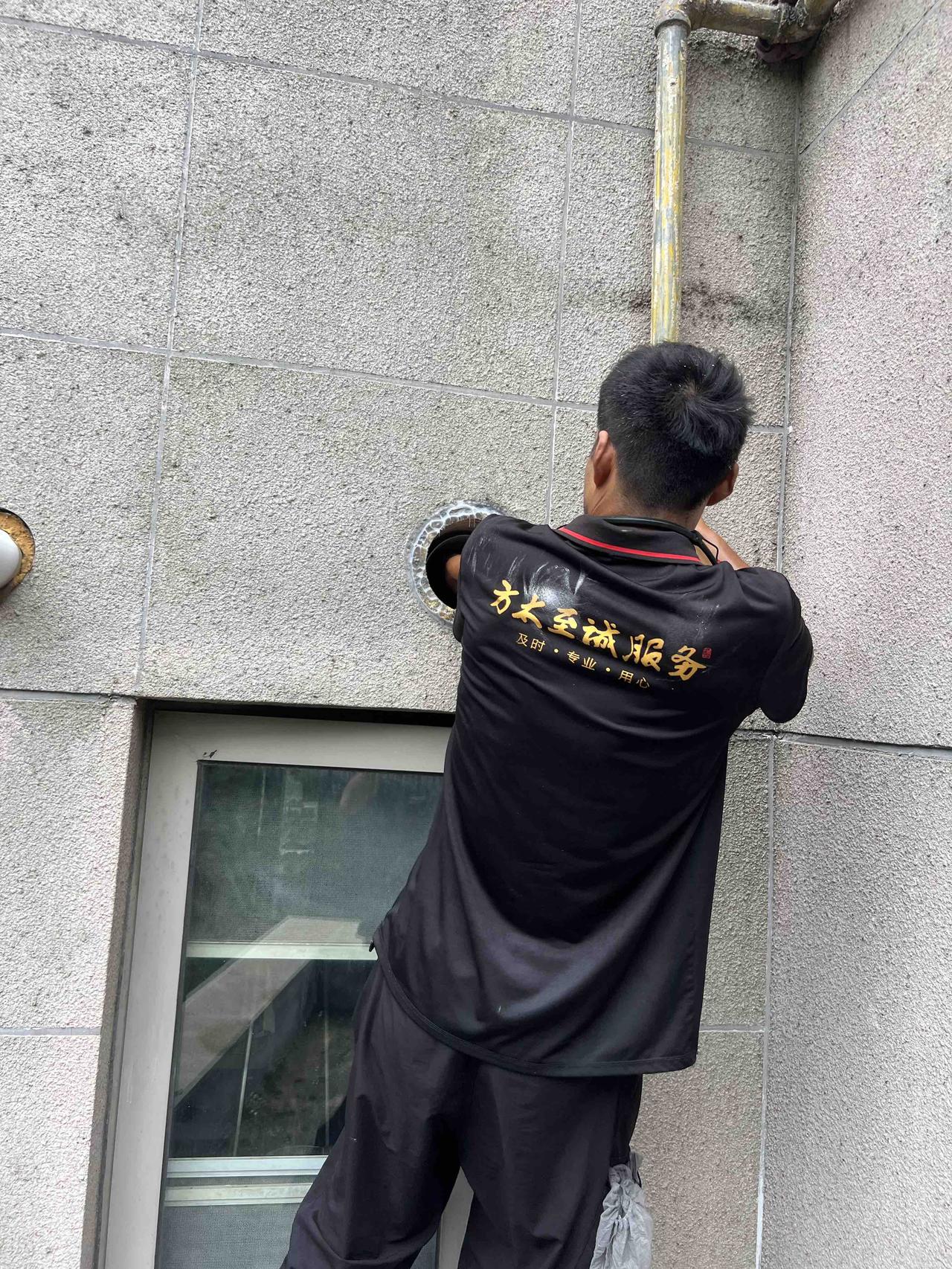 方太服务真不错
前几天台风，结果突然发现屋子里漏水，开始还以为是楼上漏水，最后才