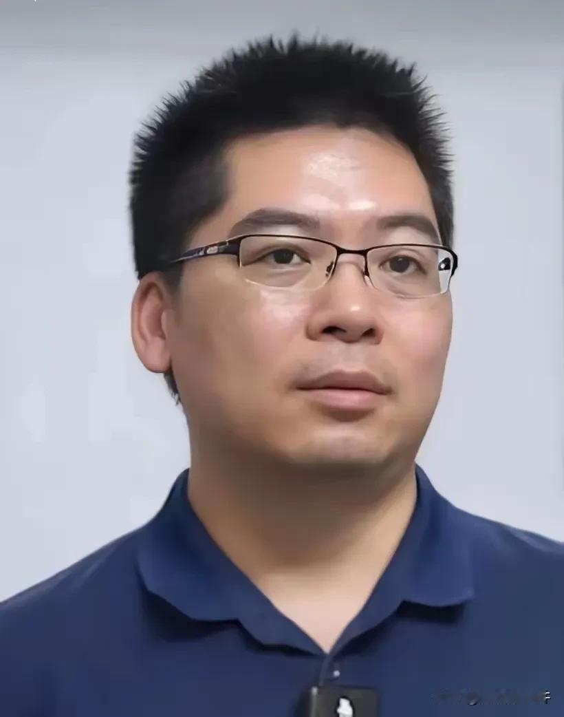 平民英雄——钟威
五一节，两车相撞，烈火熊熊，情况相当危急，刚好给钟威遇到，看着