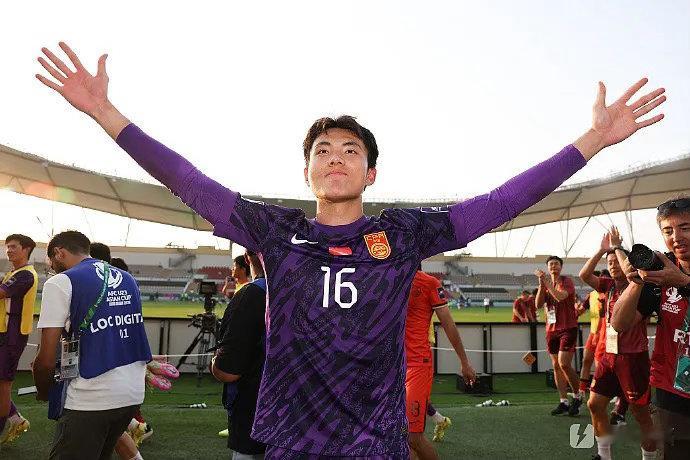 中国vs新加坡首发刚刚出炉，青岛西海岸球员李昊担任首发门将。这也是李昊个人首次担