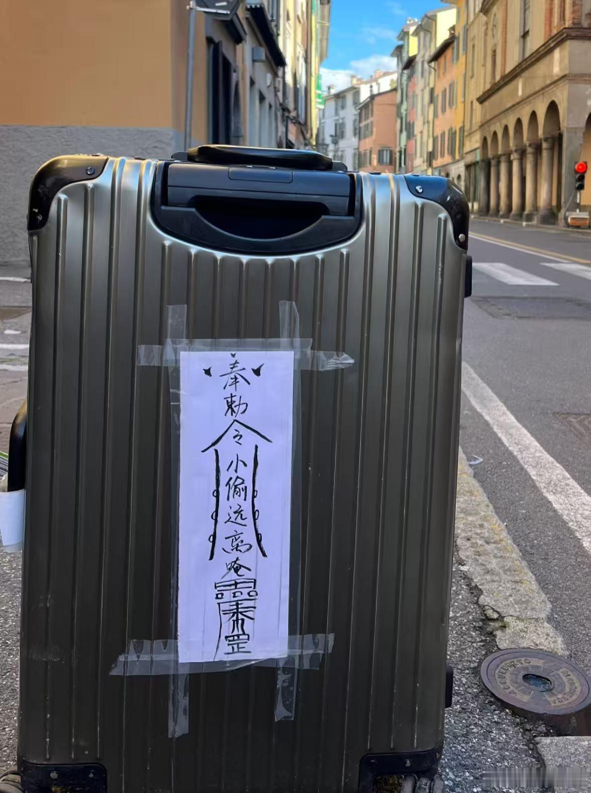 老外也躲不过神秘东方力量 偶然跟朋友聊起出国见闻，她吐槽在寺庙看到老外比留学生还