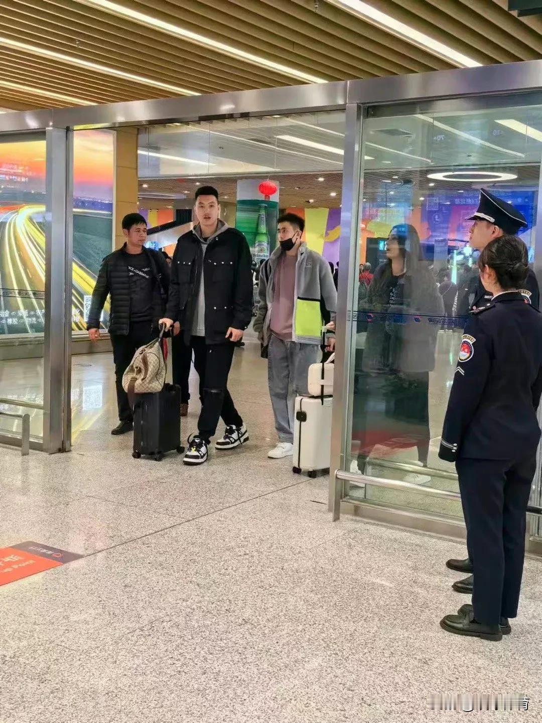 网友在厦门机场遇到翟晓川前往厦门参加全明星周末，但是此前的全明星名单中并没有翟晓