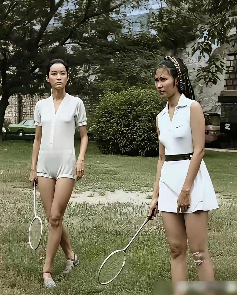 这是一张八十年代老照片！
看着左边的美女有些面熟，一时想不起来是谁了。
