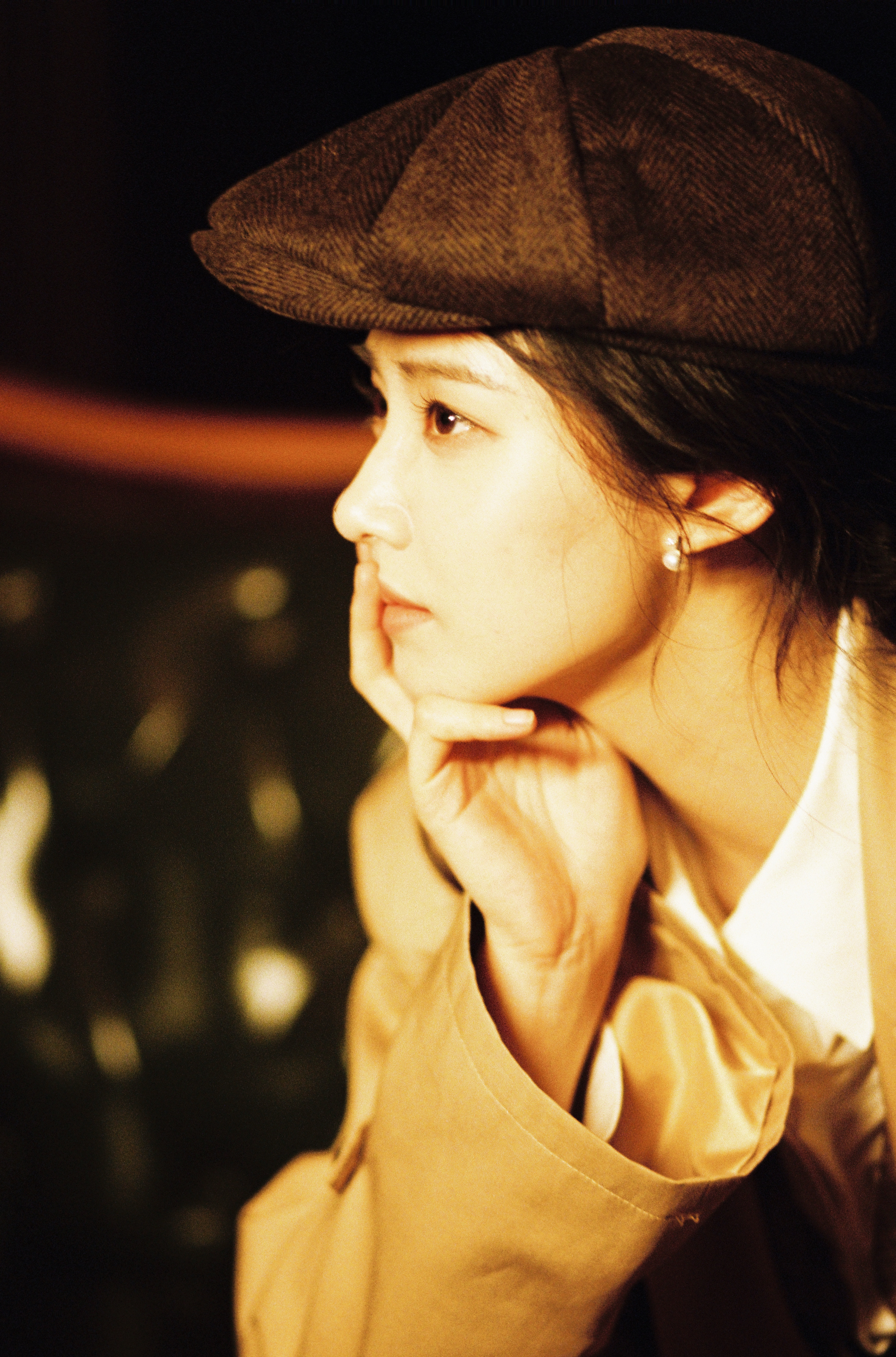 想把卢昱晓打包去大侦探被卢昱晓的民国记者造型狠狠戳中了！报童帽配双麻花辫，是独属