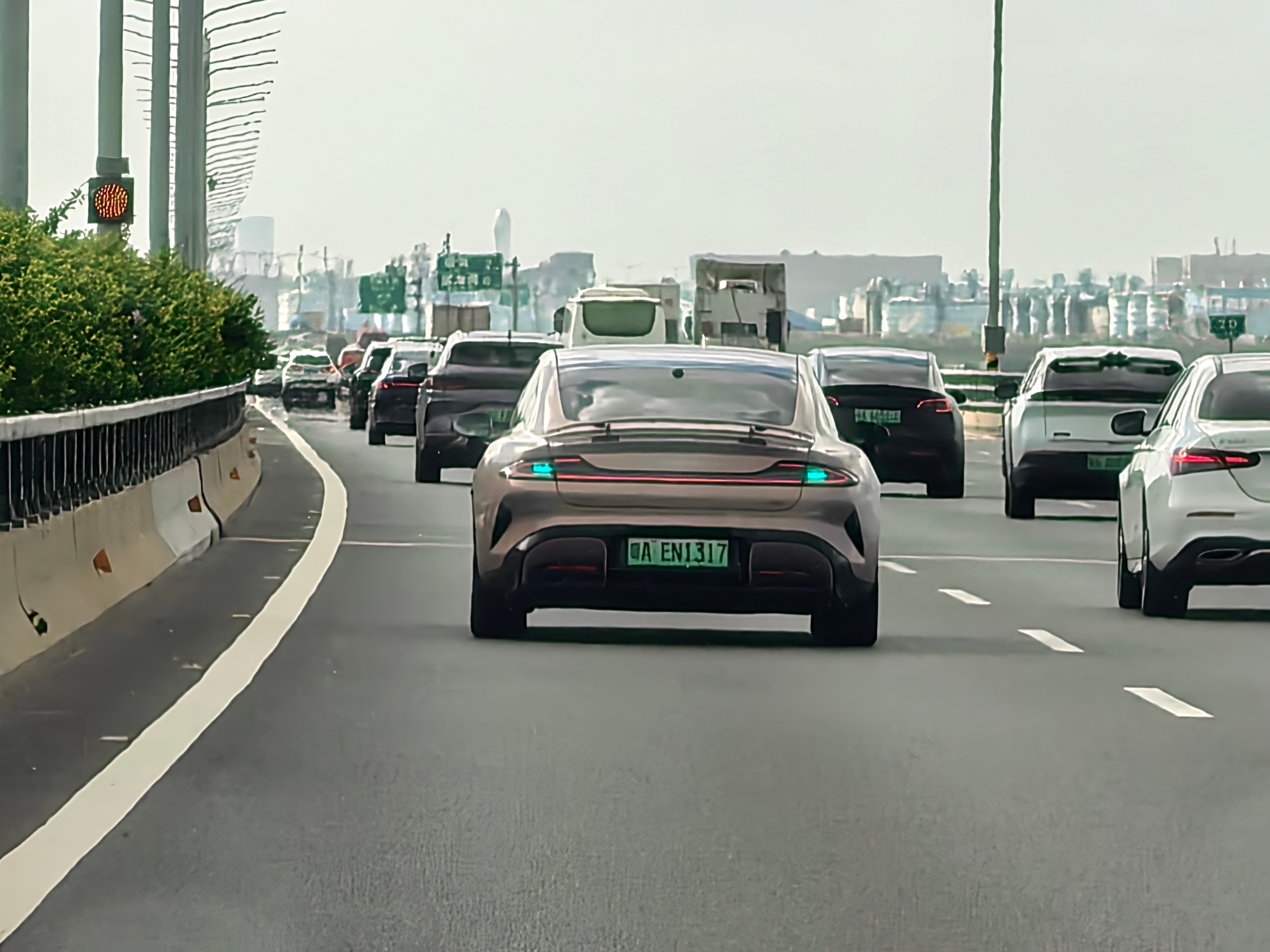 第一次看到亮着小蓝灯的小米 SU7 