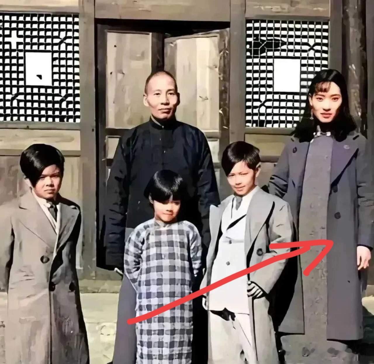 这是大地主刘文彩的五姨太王玉清，万万没想到她竟活到了2003年，享年92岁，正因