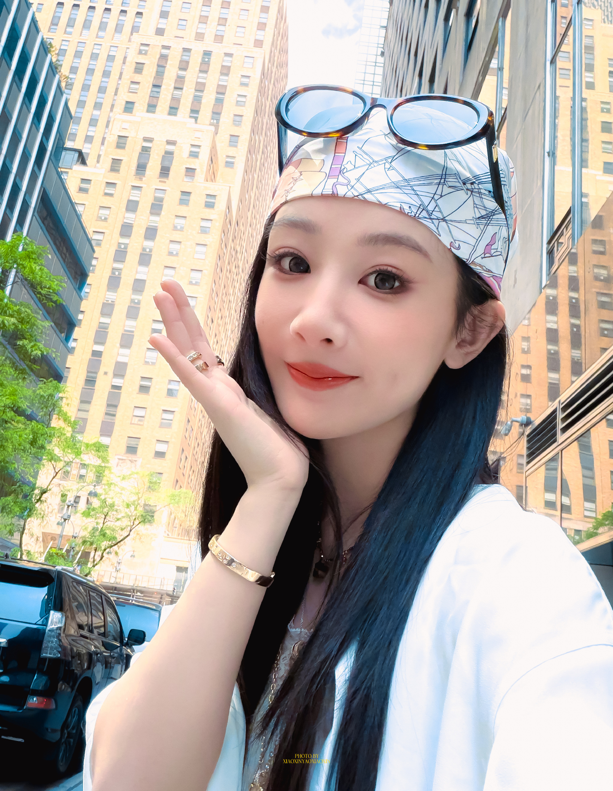 杨紫 yz杨紫国色芳华yz杨紫何惟芳悬挂云雾中的月 星星下坠点缀你的衣裙 玫瑰不