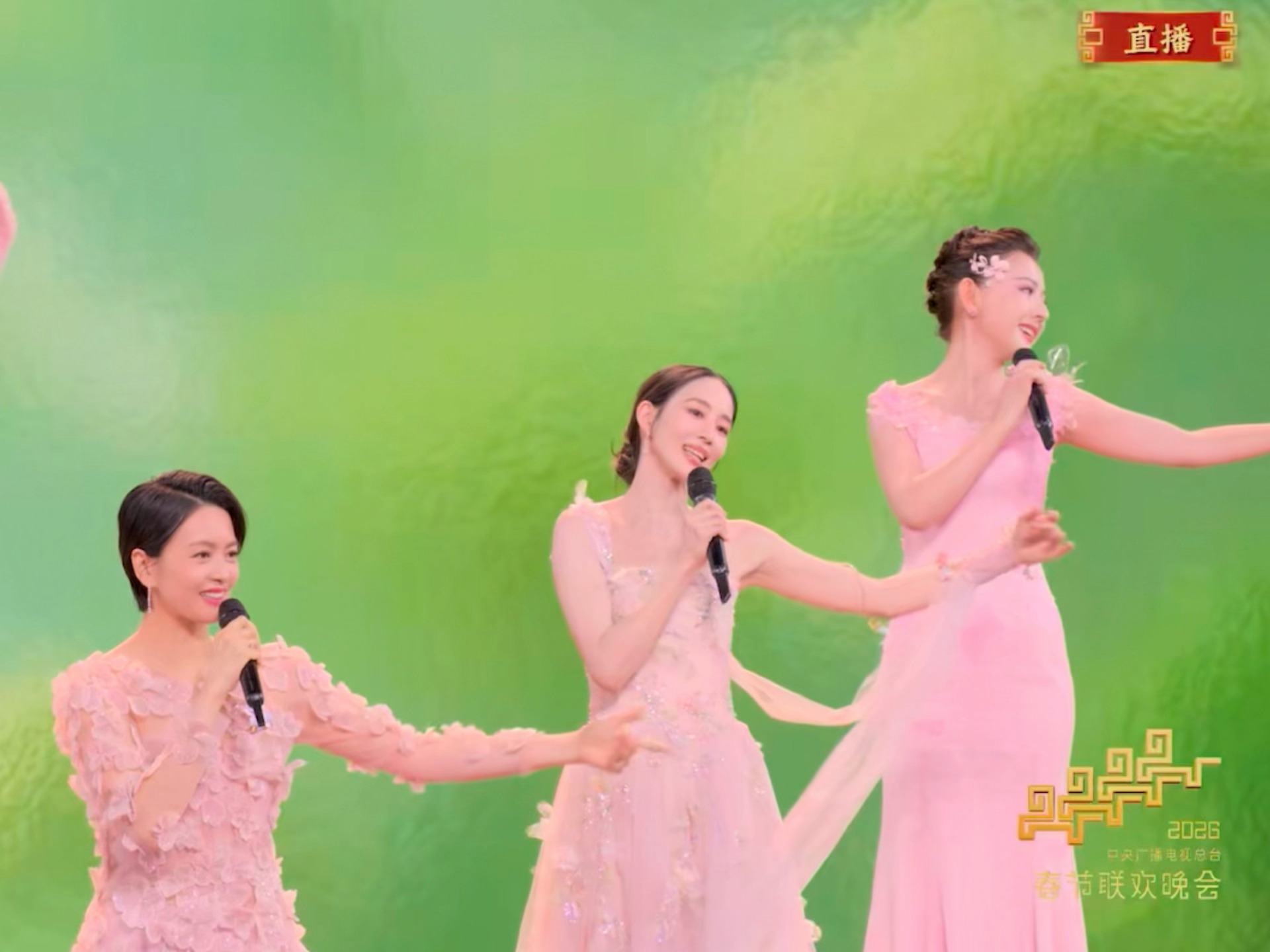 说起今年春晚唇色最出圈女星面孔，我个人觉得非张钧甯莫属！唇上那抹红润感的柔亮哑光