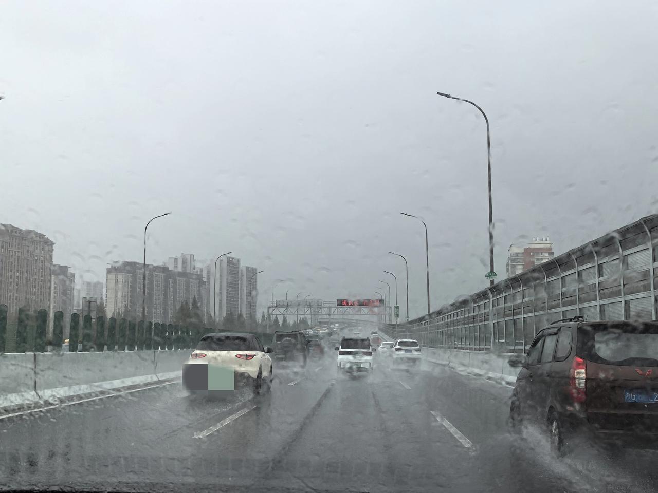 你在北方的雪花中瑟瑟发抖，我在南方的艳阳里汗如雨下。
      昨晚吃饭时看到