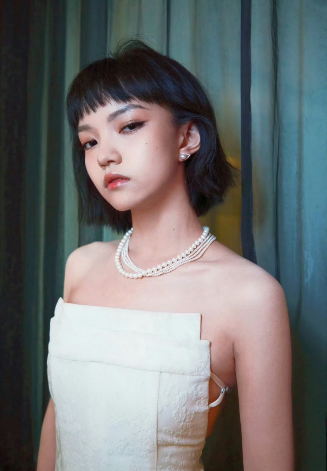兰西雅气质美  兰西雅参加白玉兰红毯造型太有气质之美，裸色长裙衬得她又仙又灵，香