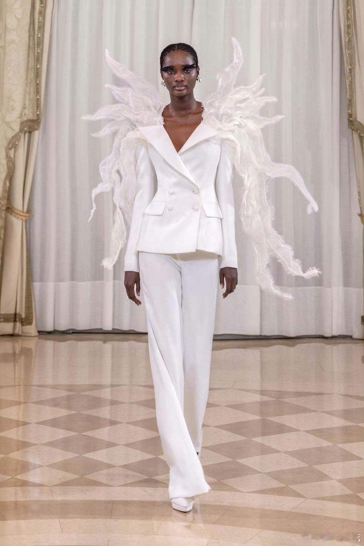 李宇春 × 微博之夜 春春的第二组造型揭晓，身穿发布仅10天的黎巴嫩设计师品牌S