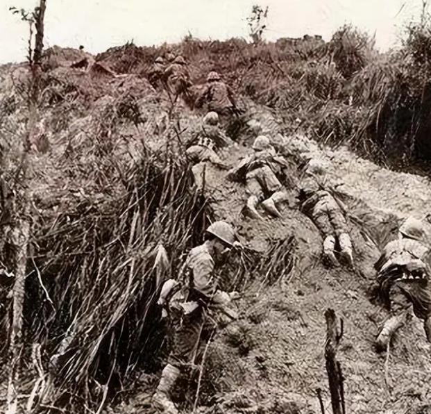 炸药包从碉堡里被推出的那一刻，梁英瑞的指甲已经抠进了陡坡的泥土里。

血顺着他的