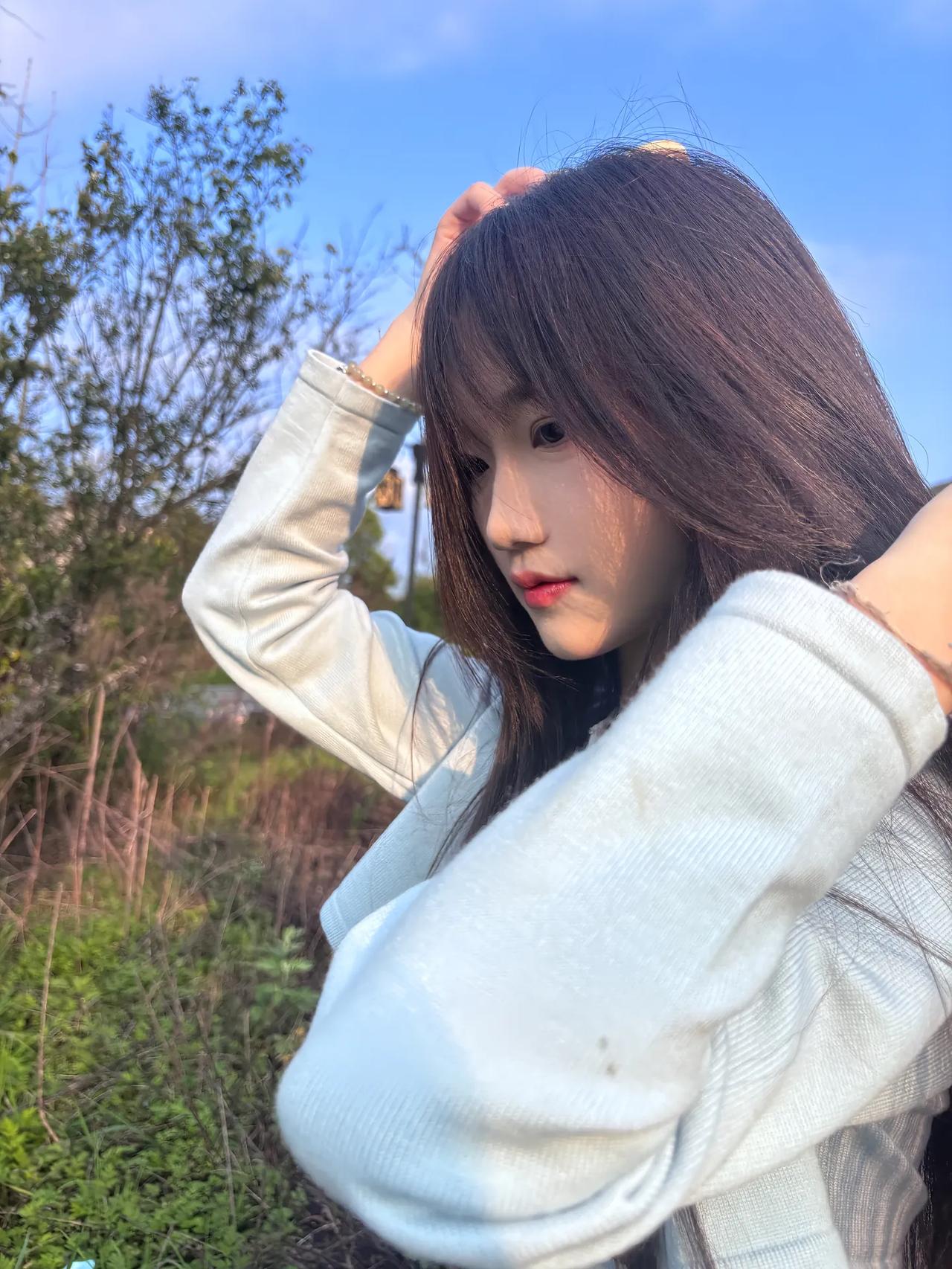 风吹长发拂，日暖笑颜生。