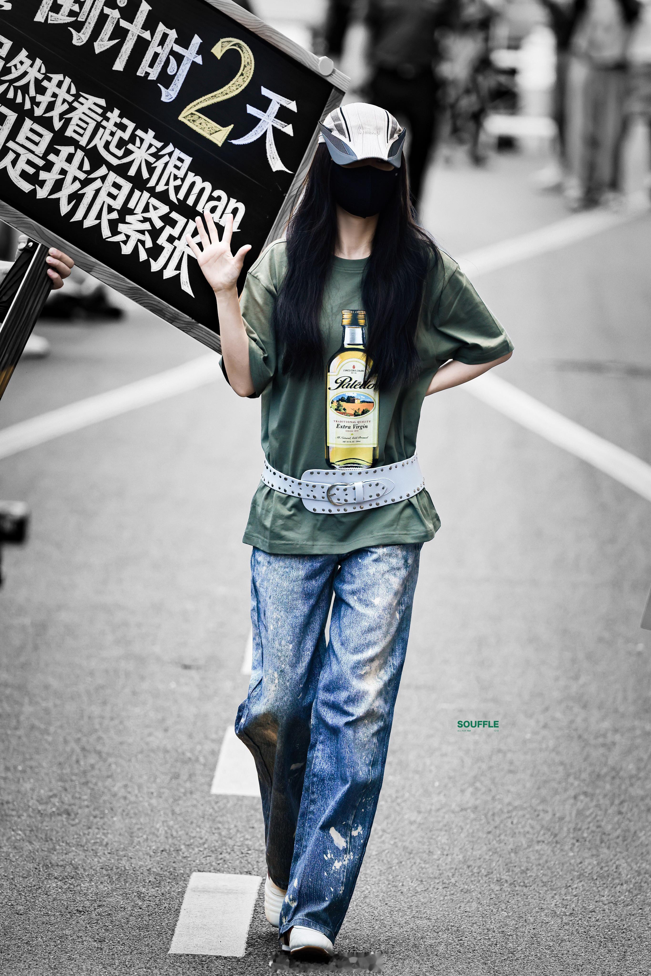 虞书欣灿如繁星倒计时2天举牌路透，虞书欣上班路上也在剧宣呀！太可爱了！