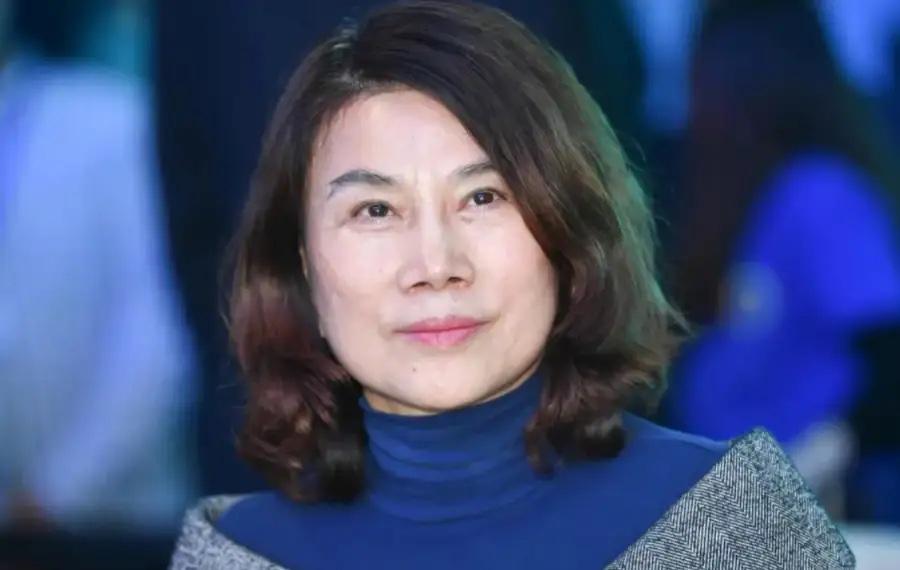 1991 年，董明珠上门讨要 42 万货款，经销商说："再发 50 万的货，卖完