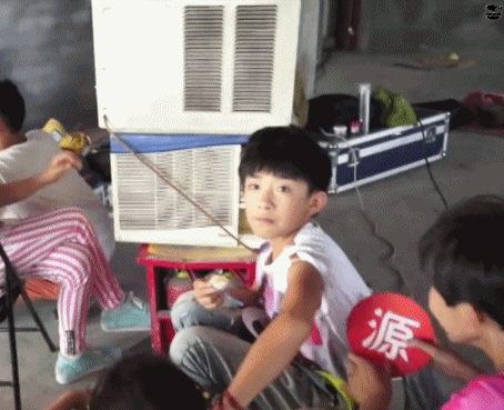 会给工作人员分零食的好宝宝呜呜呜呜呜四字 易烊千玺 yyqx 四字弟弟易烊千玺电