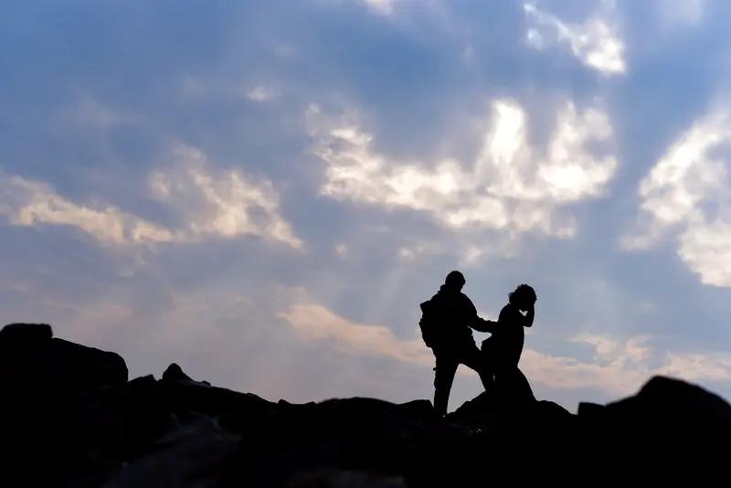 1月11日陕西，西安嘉午台封山遇多名驴友硬闯，劝阻人员不得不组成人墙防止驴友通过
