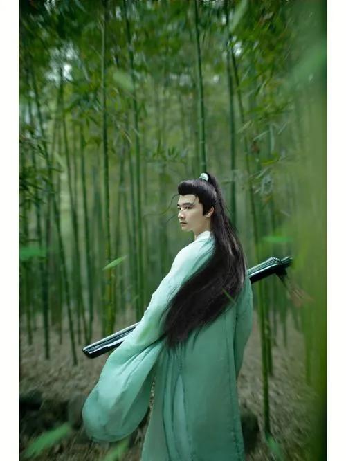 下联：竹里卿为抚瑟仙
解析：上联展现花前题诗的雅事。下联“竹里卿为抚瑟仙”刻画了