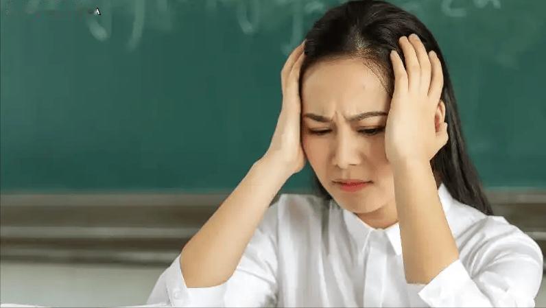 班主任休产假换了新老师，有家长担心孩子成绩受影响，不仅投诉学校，还质问老师“一定