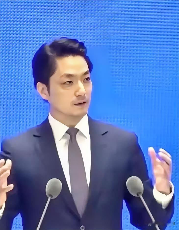 蒋万安回趟大陆，没想到被“围堵”了。

12月28号早上七点多，蒋万安准备登机赴