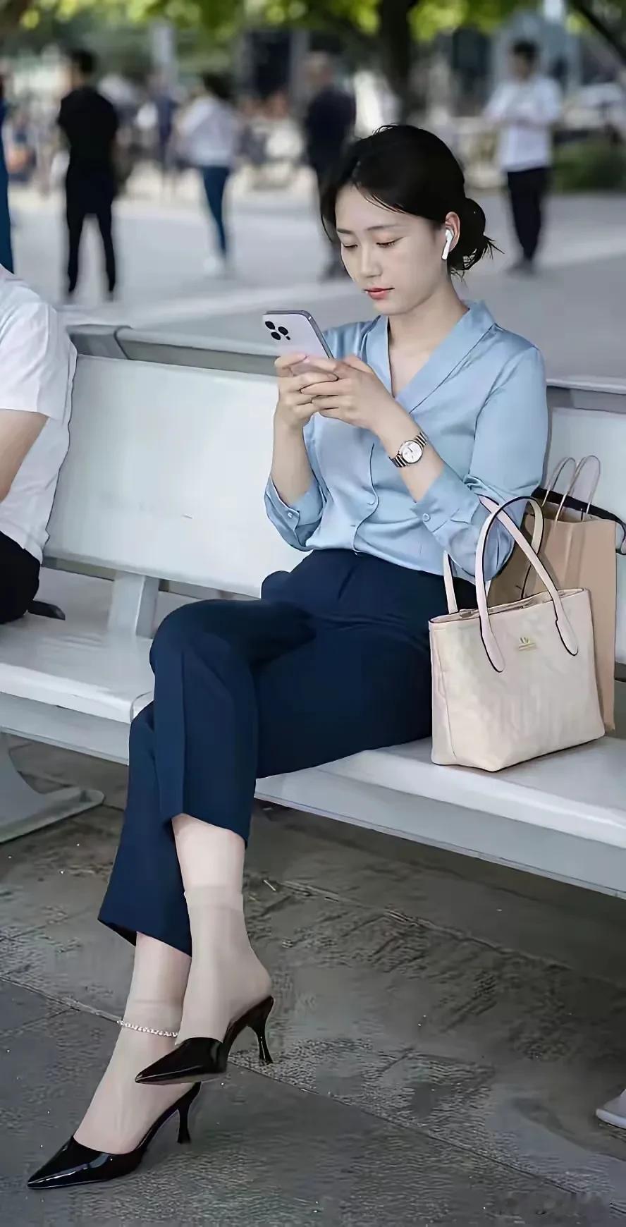 宝子们瞧瞧这女孩，妥妥的体制内风格！她具体从事哪一行呢？咱群众可都有双火眼金睛，