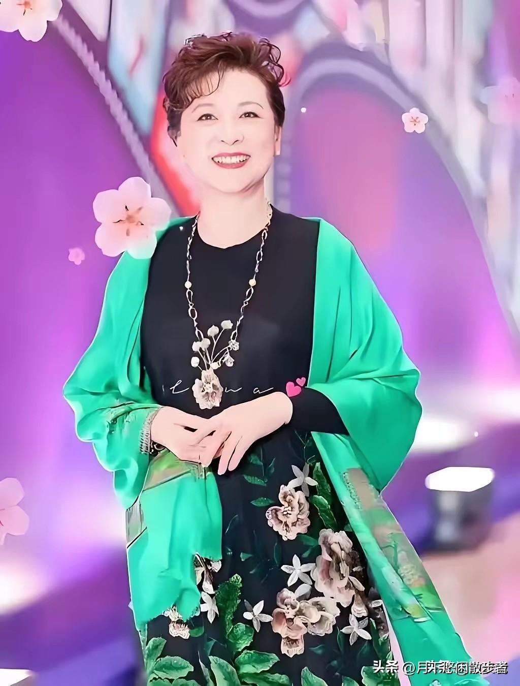 发现了没，
王馥荔有个很明显的特点，
倒不是因为她变老了，而是她明明都76岁了，