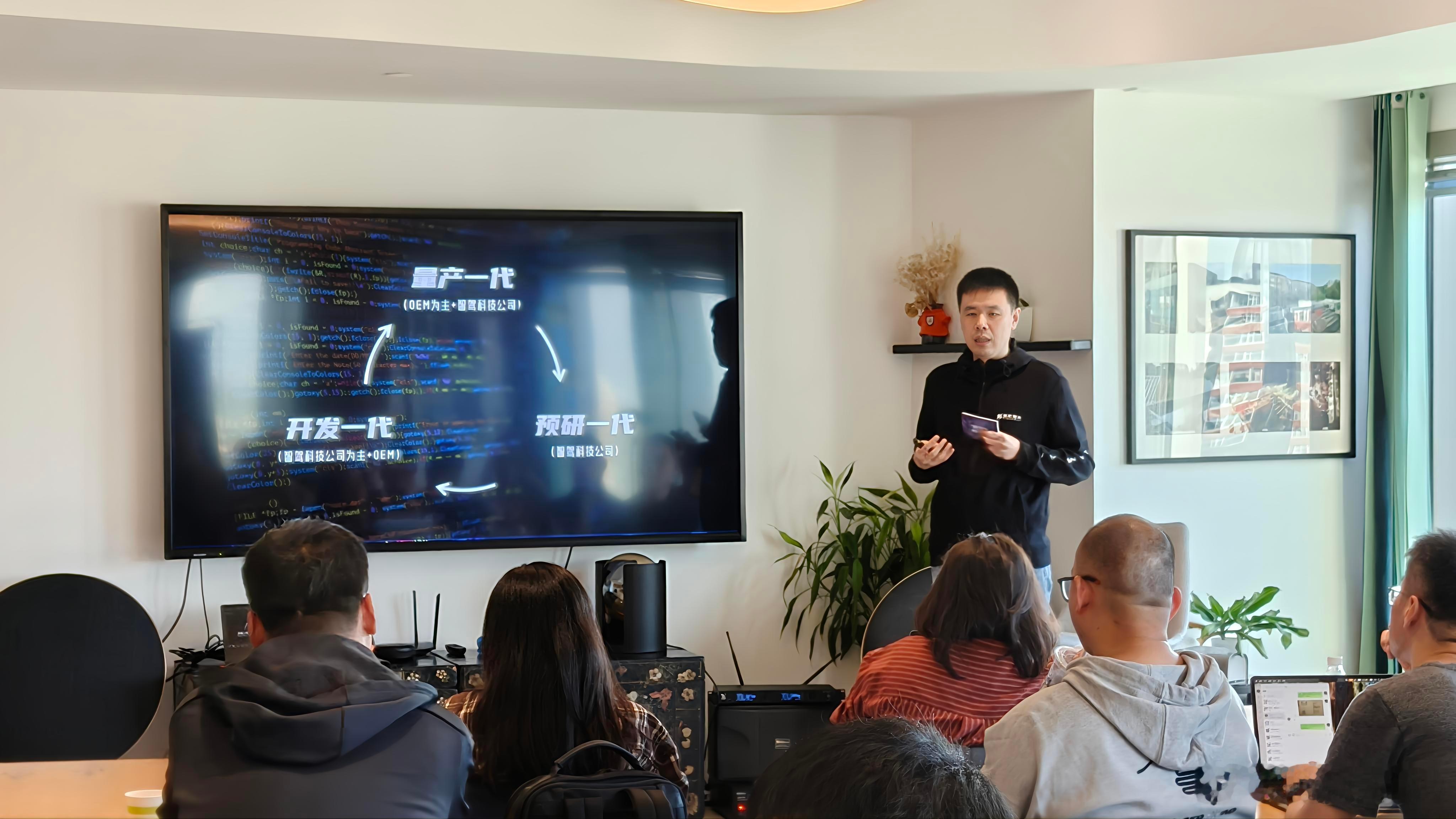 【易航智能 CEO 陈禹行：中阶智驾成本有望继续下探】10 月 14 日，智能驾