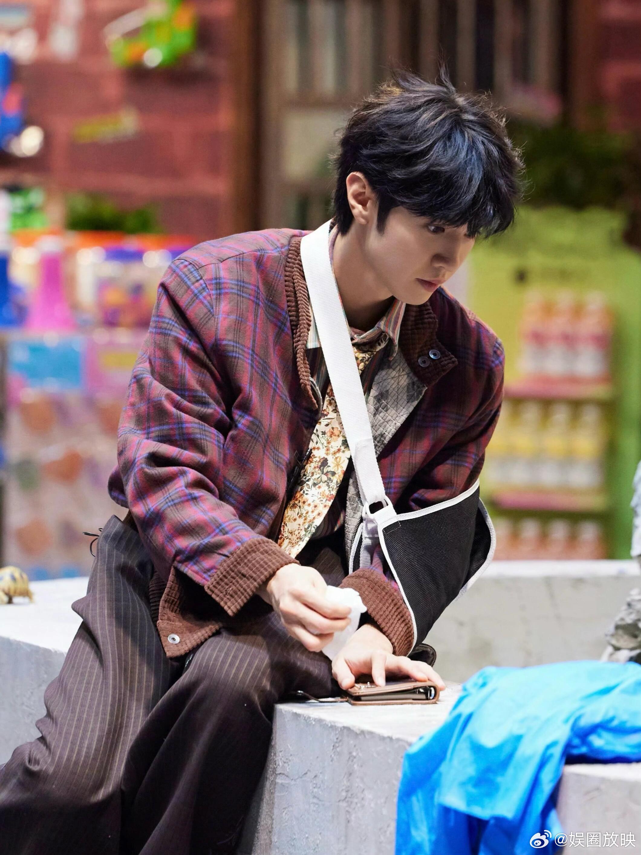 陈哲远大侦探复古格纹造型陈哲远大侦探复古风穿搭陈哲远花衬衫若隐若现，格纹外套包裹