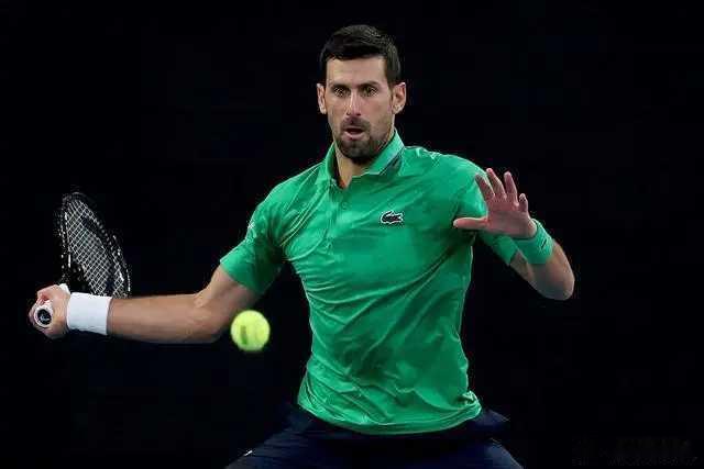 首盘两度破发制胜，德约科维奇6-2先胜一盘北京时间2月1日，澳网男单决赛，德约科