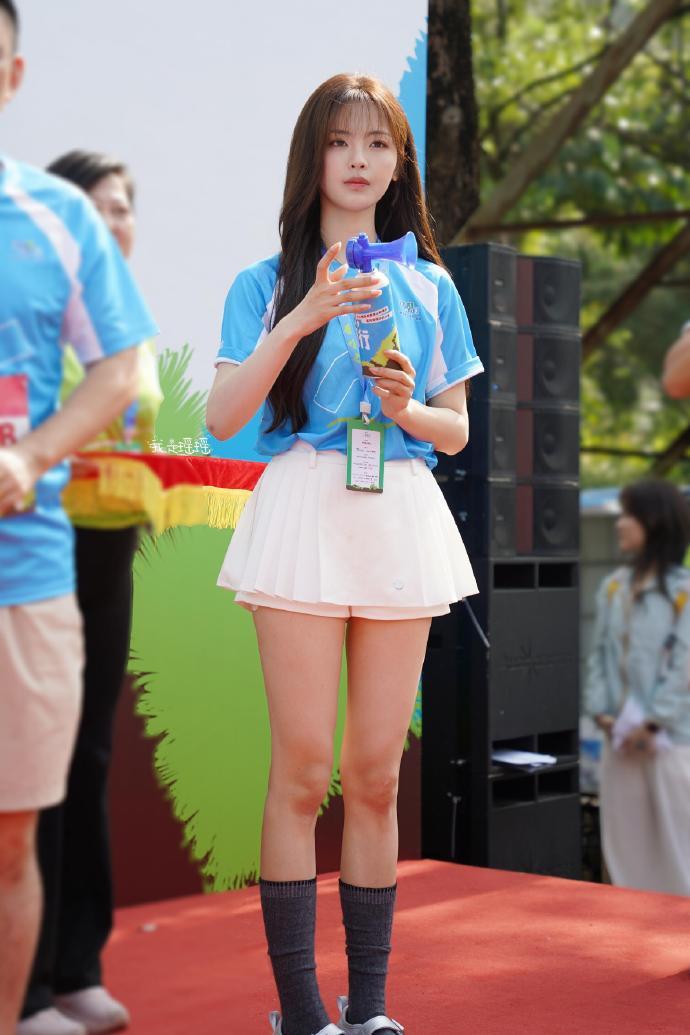 杨超越低调现身深圳公益活动现场，大方互动，丝毫不摆架子，身穿蓝色公益T恤搭配白色