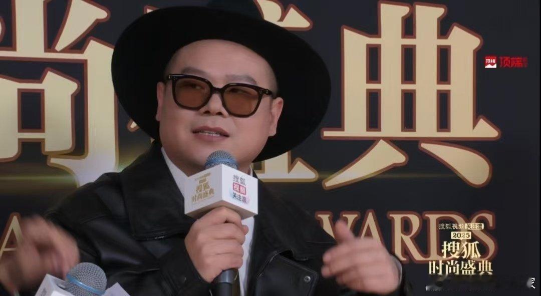 岳云鹏从兜里掏出俩核桃就盘上了笑到拍大腿！小岳岳的解压秘籍居然是盘核桃！主持人问