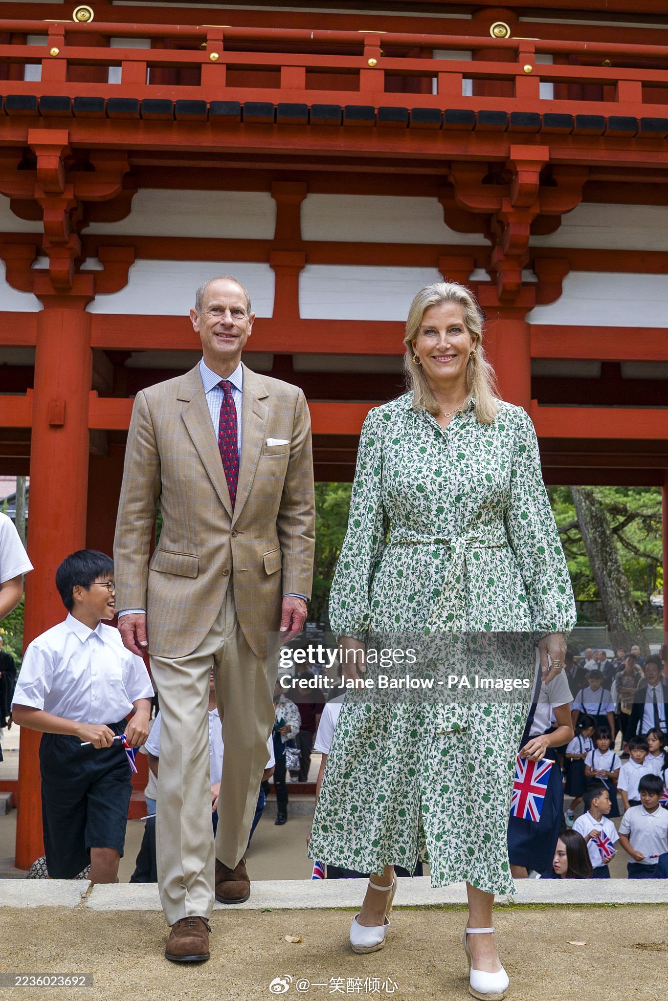 英国王室[超话]  今天爱丁堡公爵夫妇在日本高野町访问坛上伽蓝，坛上伽蓝是日本高