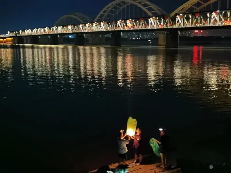 上联“江上吹笛灯火作伴”，描绘出一幅在江上一边吹笛，一边有灯火陪伴的悠然画面。要